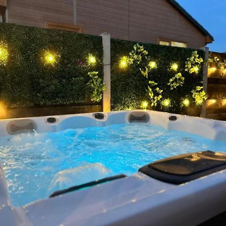 Elder Cabin With Hot Tub York Exteriör bild