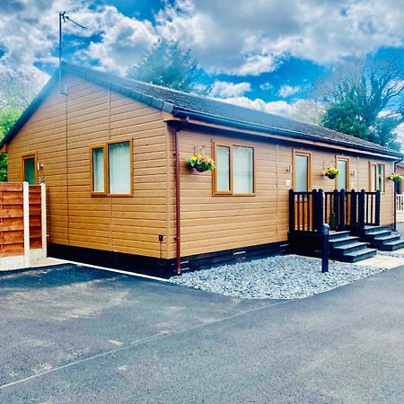 Elder Cabin With Hot Tub York Exteriör bild