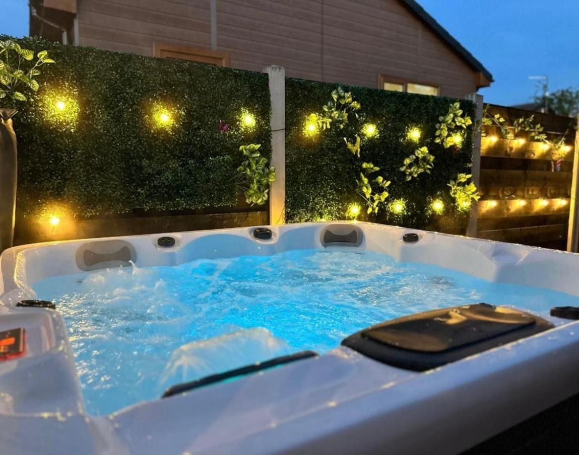 Elder Cabin With Hot Tub York Exteriör bild