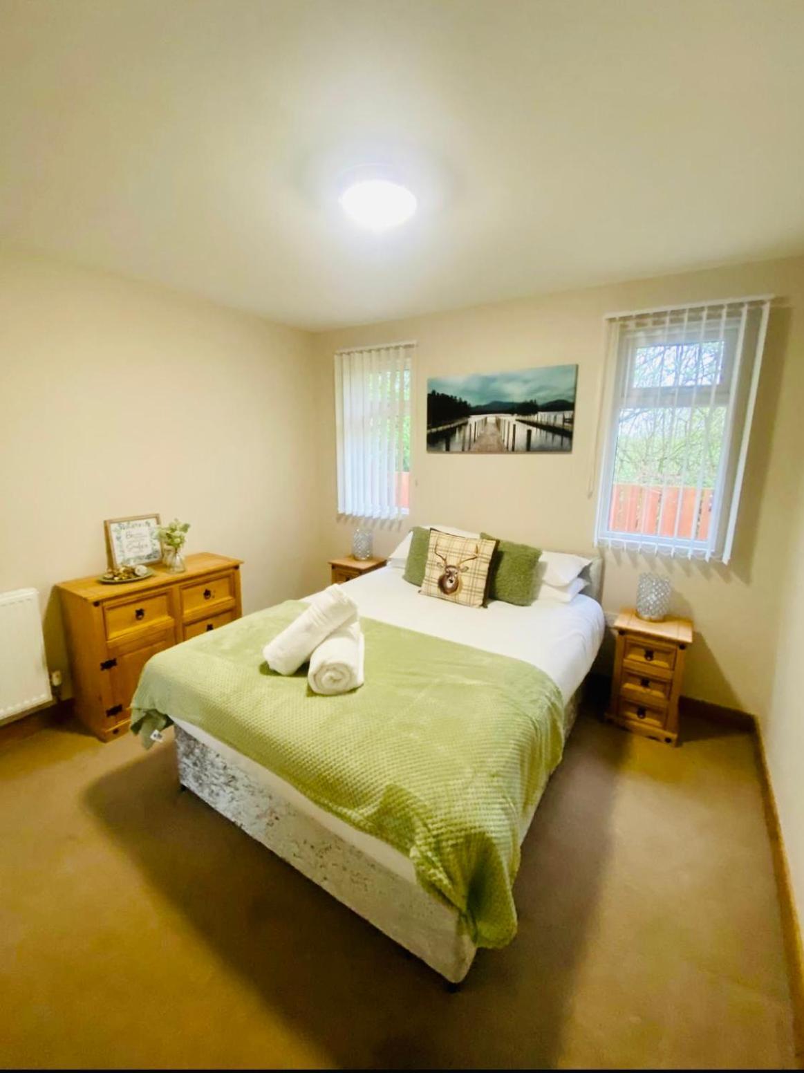 Elder Cabin With Hot Tub York Exteriör bild