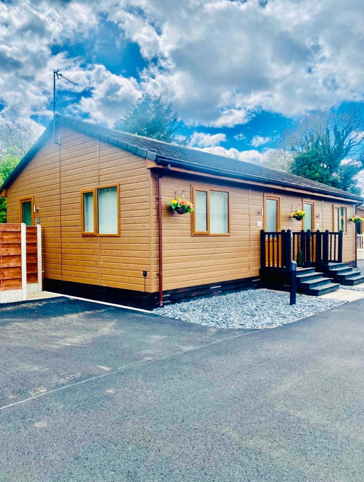 Elder Cabin With Hot Tub York Exteriör bild
